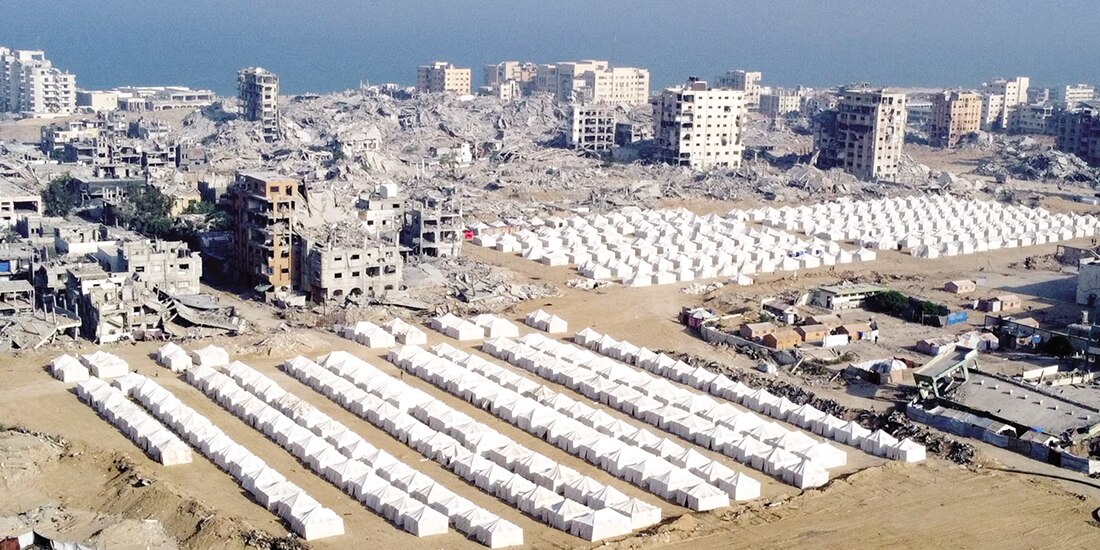 Tiendas de campaña en medio de edificios destruidos, el 24 de octubre.
