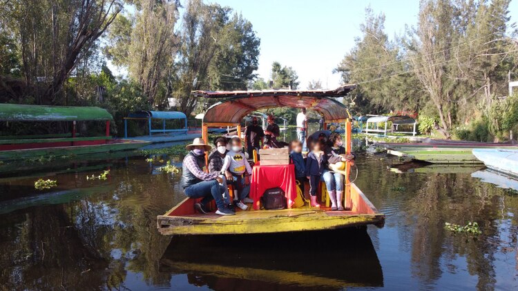 Antes de subir a la trajinera se proporciona gel antibacterial.