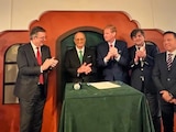 Hidalgo firma acuerdo de inversión de 2,000 mdd para el sector farmacéutico.