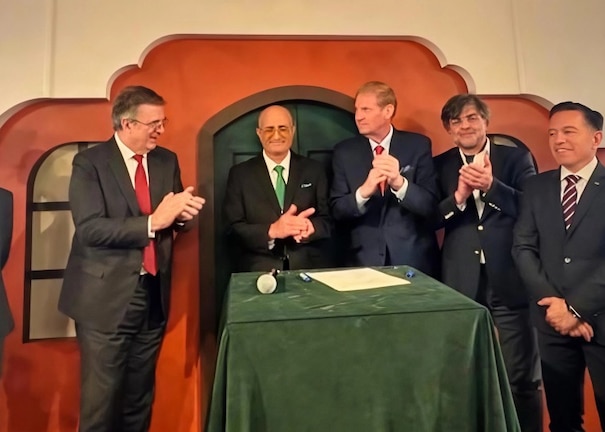 Hidalgo firma acuerdo de inversión de 2,000 mdd para el sector farmacéutico.