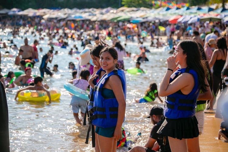 Turistas disfrutan de las playas de Guerrero durante el primer fin de semana de febrero.