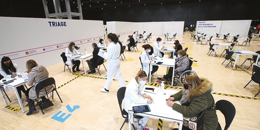 Personal sanitario aplica dosis en un centro de convenciones de Roma, Italia, ayer.