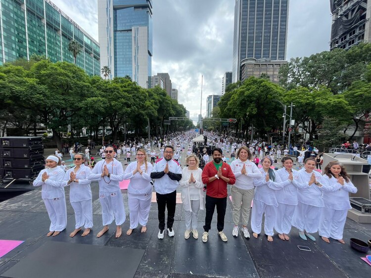 La titular de SEDESA, Nadine Gasman, destacó los beneficios físicos y emocionales del yoga para la población capitalina.