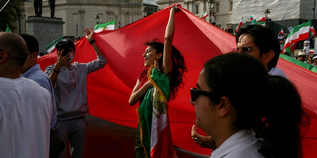 Protestas en Irán por un año de la muerte de Mahsa Amini, quien fue asesinada por incumplir código de vestimenta de mujeres.