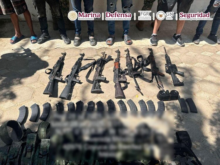 Armas, droga y vehículos asegurados tras operativo conjunto en Guerrero.