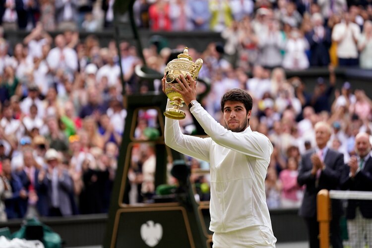 Carlos Alcaraz celebra con el trofeo de campeón 2023 de Wimbledon
