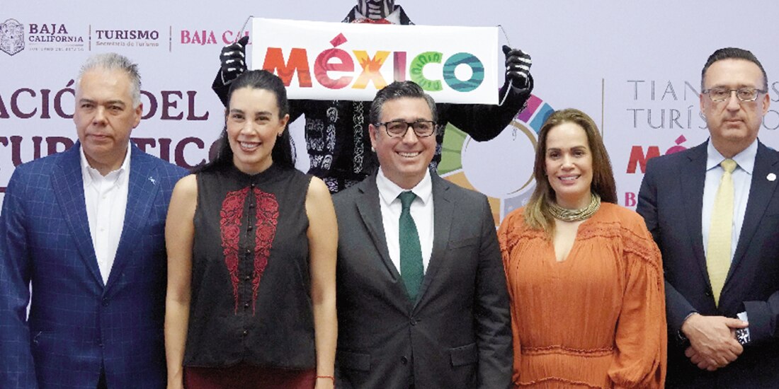 Josefina Rodríguez (centro), titular de Sectur, ayer al presentar el tianguis.