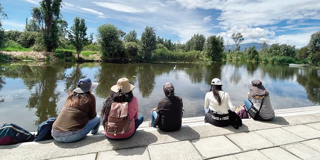 Integrantes de la colectiva observan un ave en Xochimilco, en una visita en 2023.