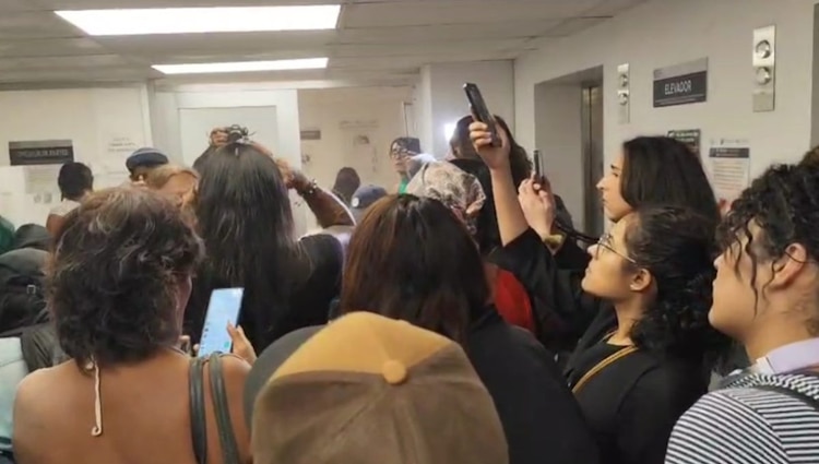 La manifestación escaló hasta el ingreso de personas al edificio de la Coordinación de Investigación de Delitos de Género.