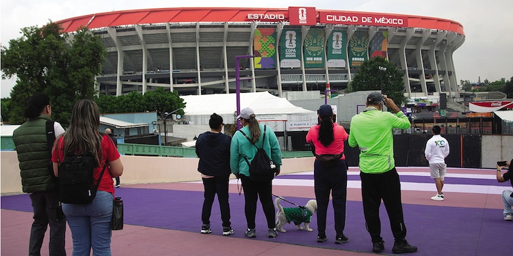 ASPECTO de las inmediaciones del Estadio Ciudad de México, donde personas admiran la nueva imagen del remodelado inmueble, en el marco del Mundial 2026, ayer
