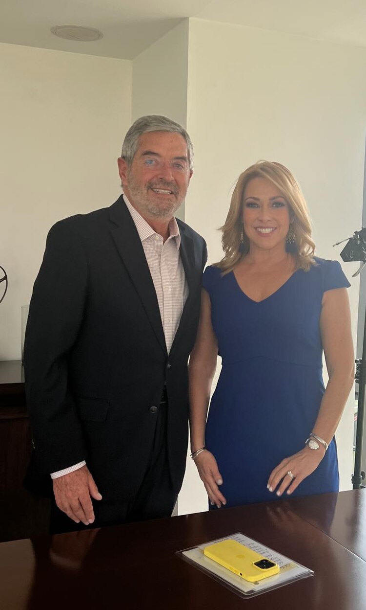 El doctor Juan Ramón de la Fuente tras ser entrevistado por la periodista Bibiana Belsasso.