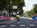 El keniata Fredrick Yeko cruzó la meta del Medio Maratón de la CDMX en el primer lugar.