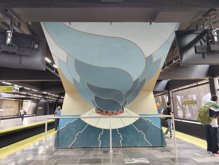 Durante el anuncio, autoridades también entregaron la rehabilitación de la estación Universidad, que incorporó mejoras de accesibilidad, iluminación y un nuevo mural.