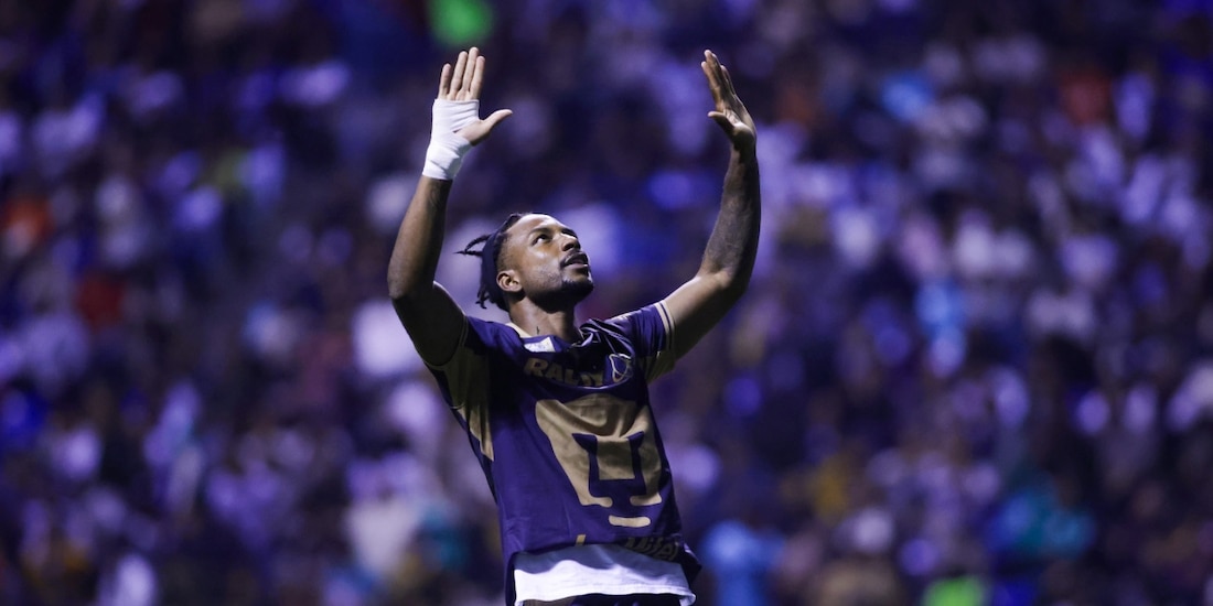 Álvaro Angulo celebra el gol que dio la victoria a Pumas ante Puebla en la J15 del AP20226 de la Liga MX