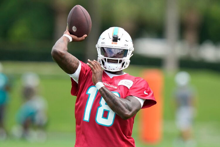El quarterback de los Dolphins de Miami Tyler Huntley lanza un pase durante un entrenamiento. Se perfila para ser titular en la NFL ante los Titans