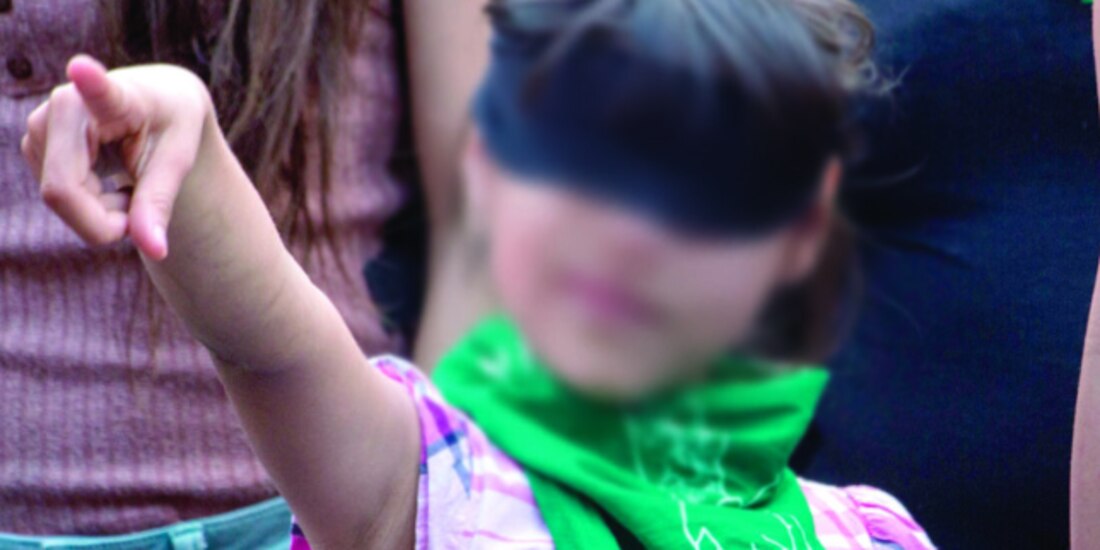 Una niña participa en una protesta del Día Internacional de la Mujer, en 2020.