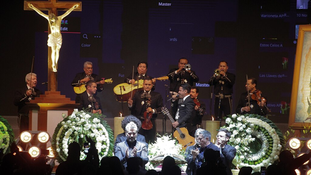 Los hijos del intérprete, ayer, haciendo una guardia de honor en la Arena VFG.