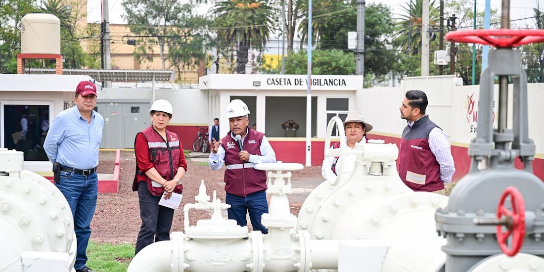 Autoridades estatales y municipales durante la entrega de la obra en el oriente del Estado de México.