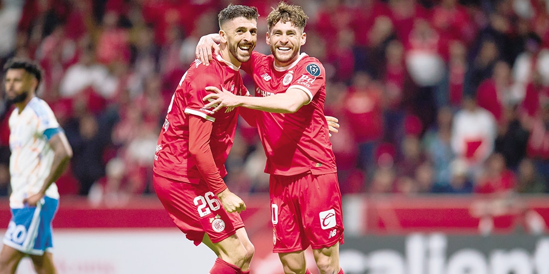Paulinho abraza a Angulo tras su gol la semana pasada en Concacaf.