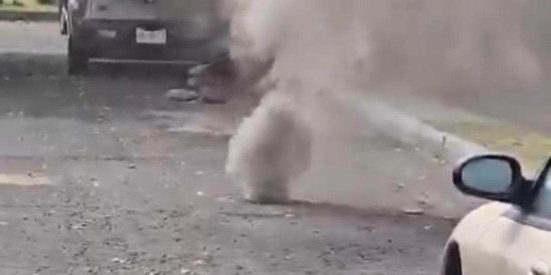 Incendio en tubos de drenaje provoca humo negro en alcantarillas de Zapopan.