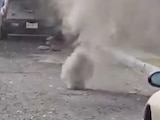 Incendio en tubos de drenaje provoca humo negro en alcantarillas de Zapopan.