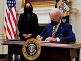 El presidente Joe Biden firma órdenes ejecutivas, el 22 de enero de 2021.