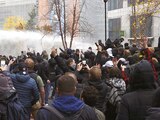 Con chorros de agua, policías dispersan a manifestantes en Países Bajos, ayer.