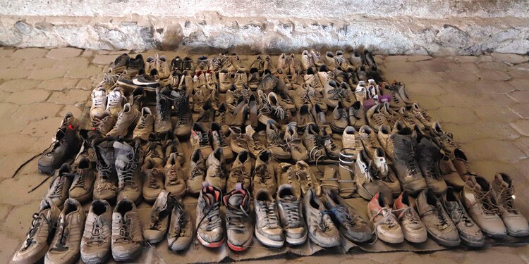 Zapatos encontrados en el crematorio clandestino, ubicado dentro del rancho Izaguirre, en Teuchitlán, Jalisco, el pasado miércoles.