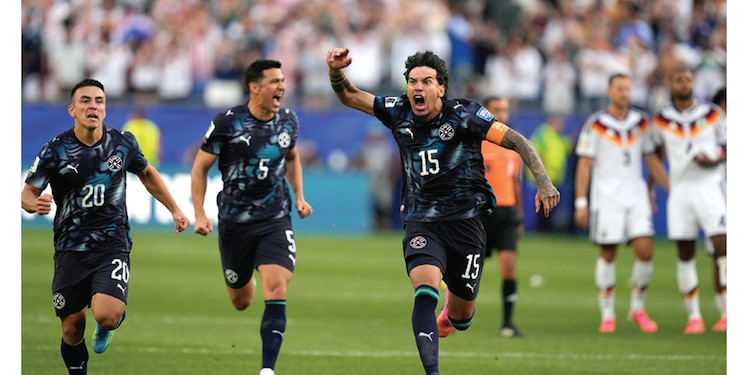 JUGADORES de Paraguay, ayer, tras ganarle a los teutones