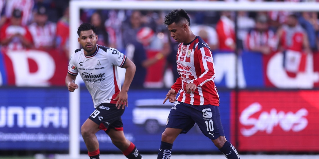 El amistoso entre Chivas y Atlas fue detenido unos momentos por el lanzamiento de bengalas a la cancha.
