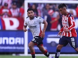 El amistoso entre Chivas y Atlas fue detenido unos momentos por el lanzamiento de bengalas a la cancha.