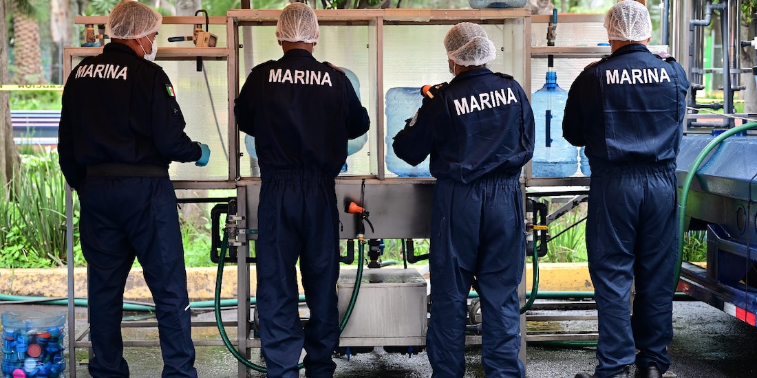 La Secretaría de Marina entregó agua potable en cuatro alcaldías de la CDMX.