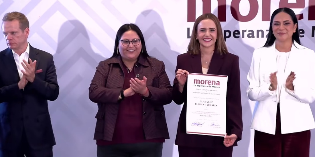 Clara Luz Flores (centro, der.) fue designada coordinadora de la Defensa de la Transformación en Nuevo León.