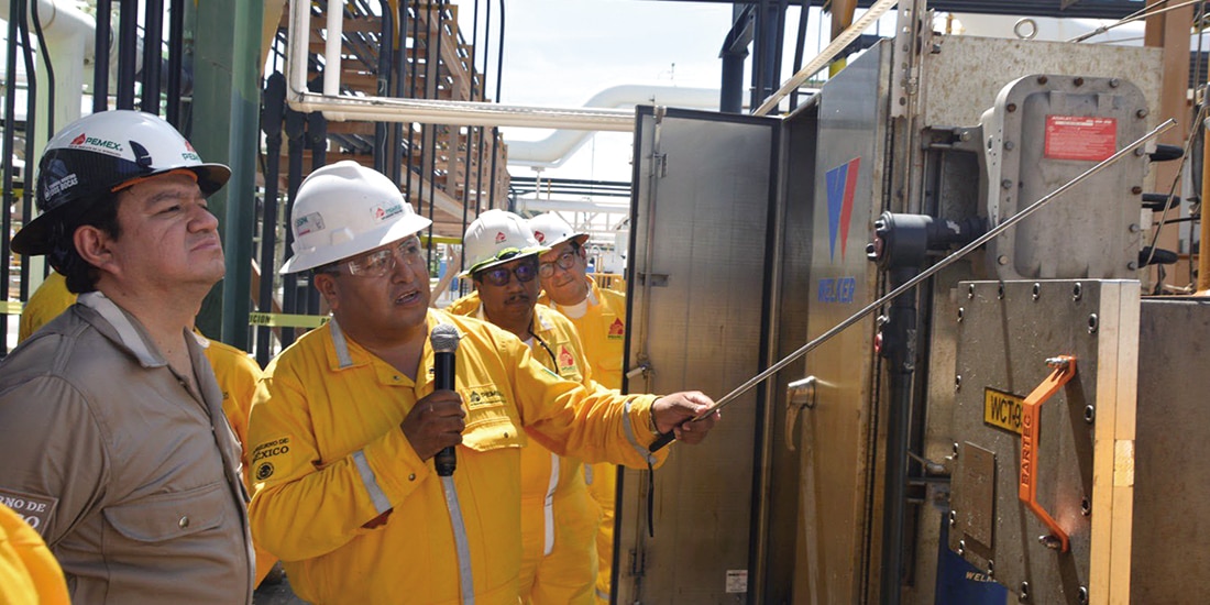 El director de Pemex (izq.) en recorrido por la terminal de Tabasco, la semana pasada.