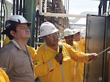 El director de Pemex (izq.) en recorrido por la terminal de Tabasco, la semana pasada.