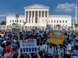 Protestas masivas en Washington, ayer, tras decisión de la Corte Suprema que invalida el aborto.