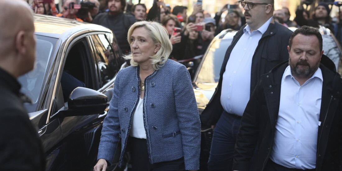 La líder ultraderechista francesa Marine Le Pen, sale del tribunal antes de que le dictaran sentencia, ayer.