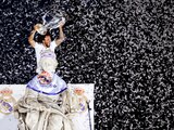 Marcelo carga el trofeo de la Champions League que ganó con el Real Madrid en el 2022.