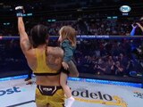 Amanda Nunes festeja con su hija, tras su pelea en UFC 277