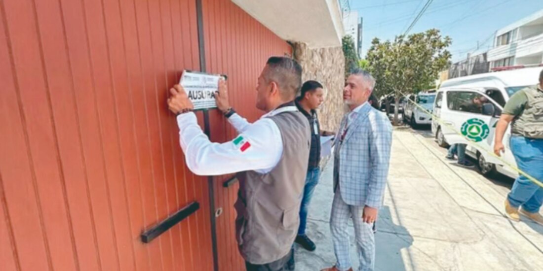 Personal de Protección Civil coloca sellos de clausura en el albergue Residencia Santa Sofía, en la capital, ayer.