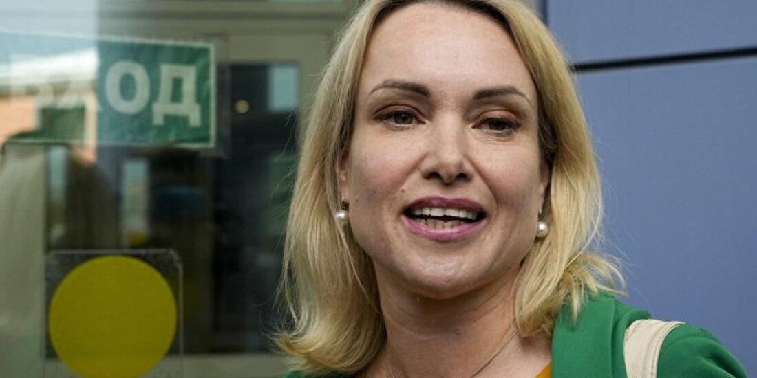 Marina Ovsyannikova, ex periodista rusa que renunció tras denunciar en televisión la acción militar rusa en Ucrania, es condenada a más de ocho años de prisión.