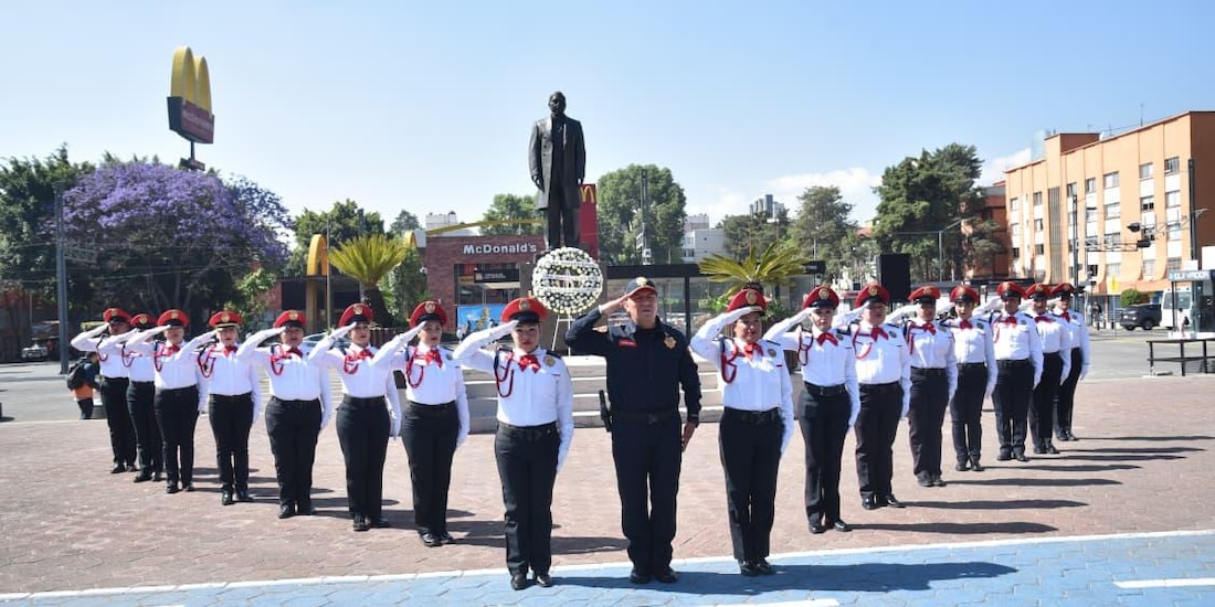 Autoridades de la alcaldía Benito Juárez montan guardia de honor ante el monumento al Benemérito de las Américas.