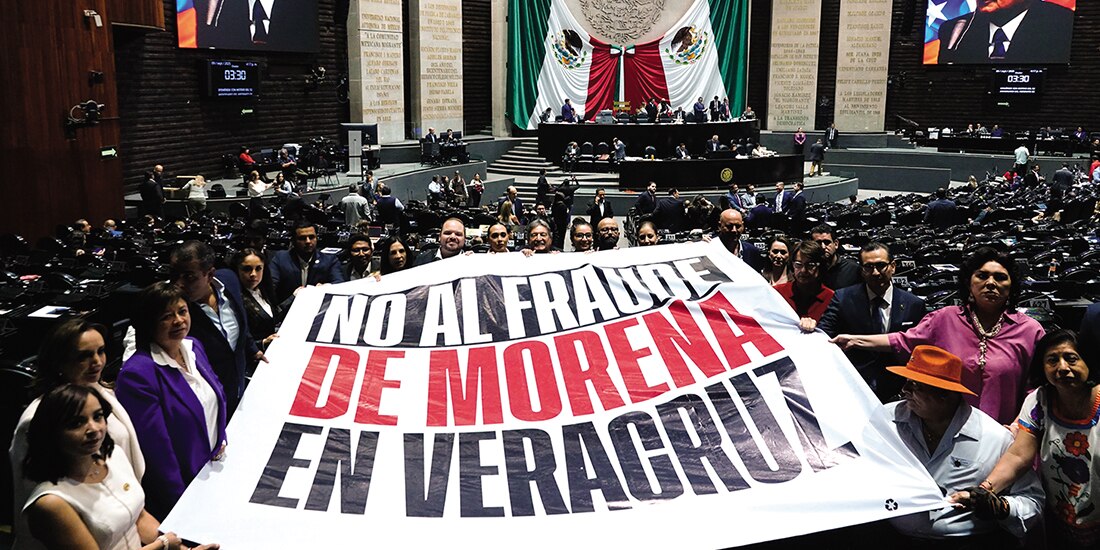 Diputados de MC protestan contra la elección en Veracruz, el 9 de septiembre.