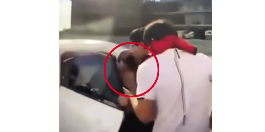 EN LA GRABACIÓN se aprecia que la joven fue sorprendida por los agresores cuando circulaba en una avenida principal.