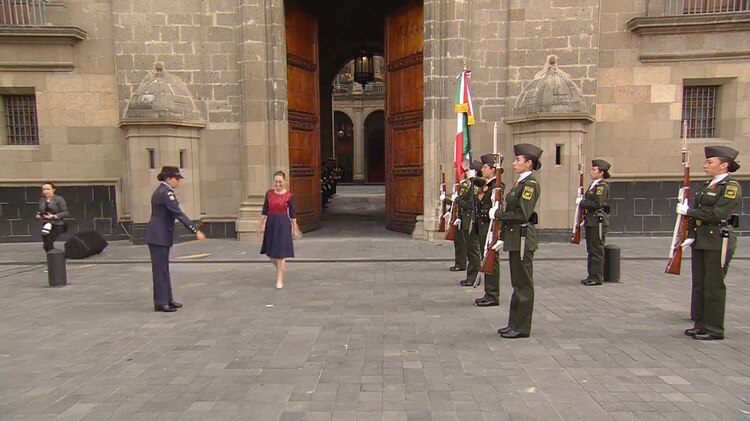 Claudia Sheinbaum sale de Palacio Nacional para encabezar evento en el Zócalo.
