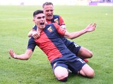 Johan Vásquez celebra su primer gol con el Genoa de la Serie A