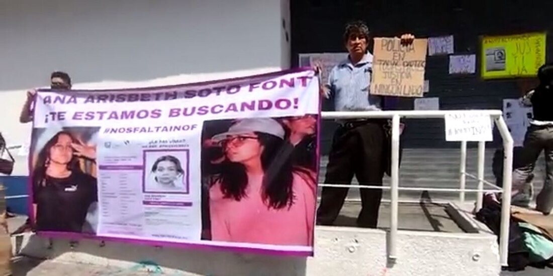 Familiares de la rapera 'Inof' protestan frente a la Fiscalía de la CDMX.