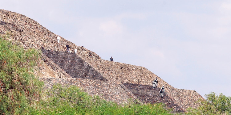 Tras sentirse acorralado, el agresor de 27 años intentó rodear la Pirámide de la Luna, en una persecución por agentes de la GN.