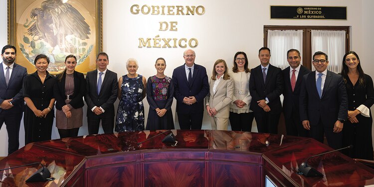 La presidenta Sheinbaum (c.), y directivos del BID ayer, en Palacio Nacional.