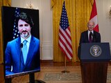 Joe Biden (der.) en conferencia en la Casa Blanca, mientras en pantalla aparece Justin Trudeau, ayer.